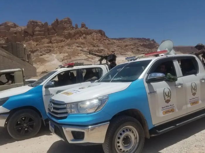 شرطة شبوة تستعيد ذهباً وباصاً مسروقين وتلاحق متهماً فاراً