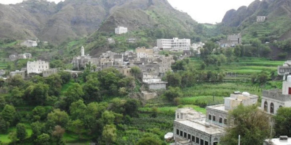 مستثمر يعتدي على مقبرة في إب وينبش القبور لبناء قاعة أعراس وسط صمت حوثي