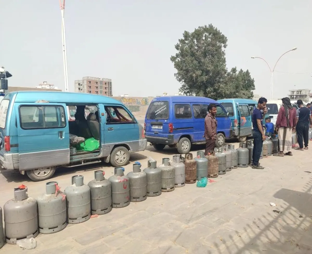 عدن تواجه شحاً حاداً في الغاز المنزلي وفوضى تعم الأسواق قبل رمضان