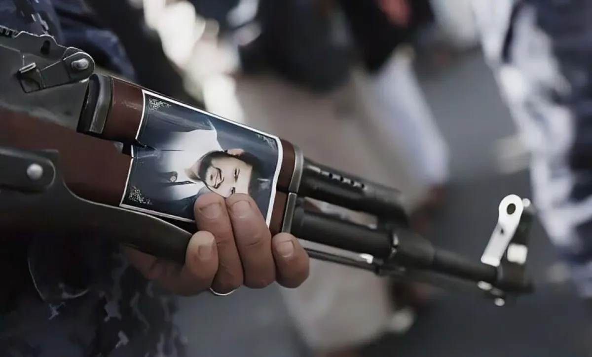 قيادي حوثي رفقة مسلحين يقتحمون منزلاً ويعتدون بالضرب على مسنة وزوجها وابنتهما في بني الحارث بصنعاء