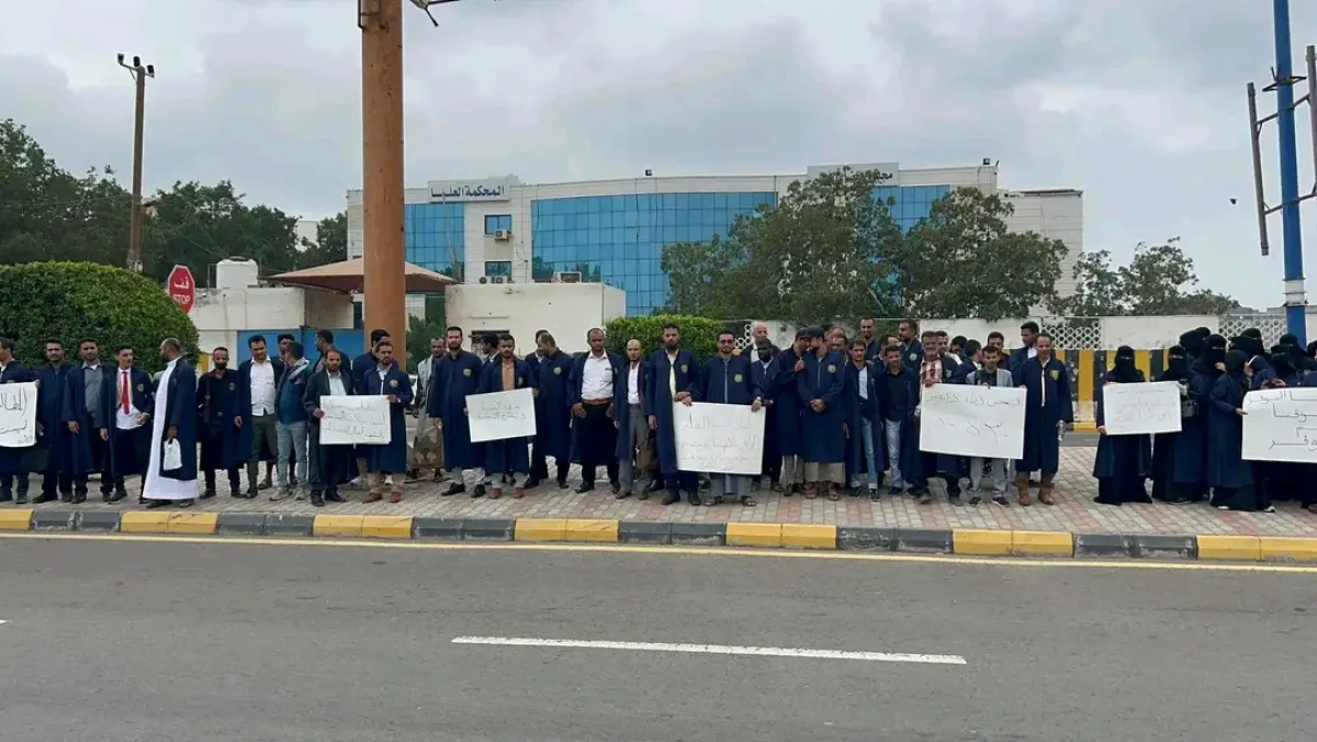 طلاب القضاء بعدن يحتجون للمطالبة بصرف مستحقاتهم من المنحة السعودية