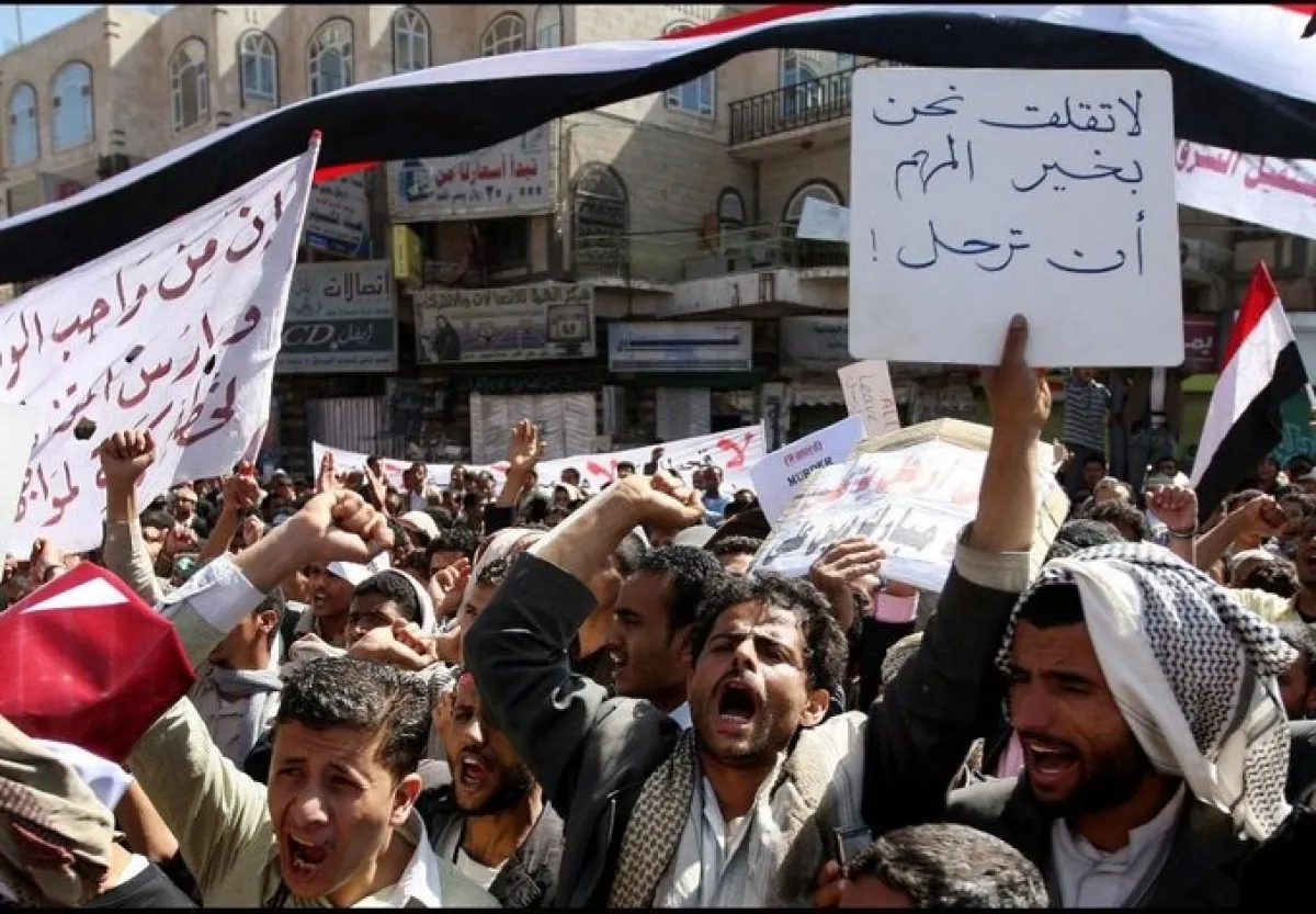 11 فبراير.. حين سقطت الدولة لا النظام: في نقد رومانسية الرويشان السياسية والانتصار لعقلانية العلائي الواقعية