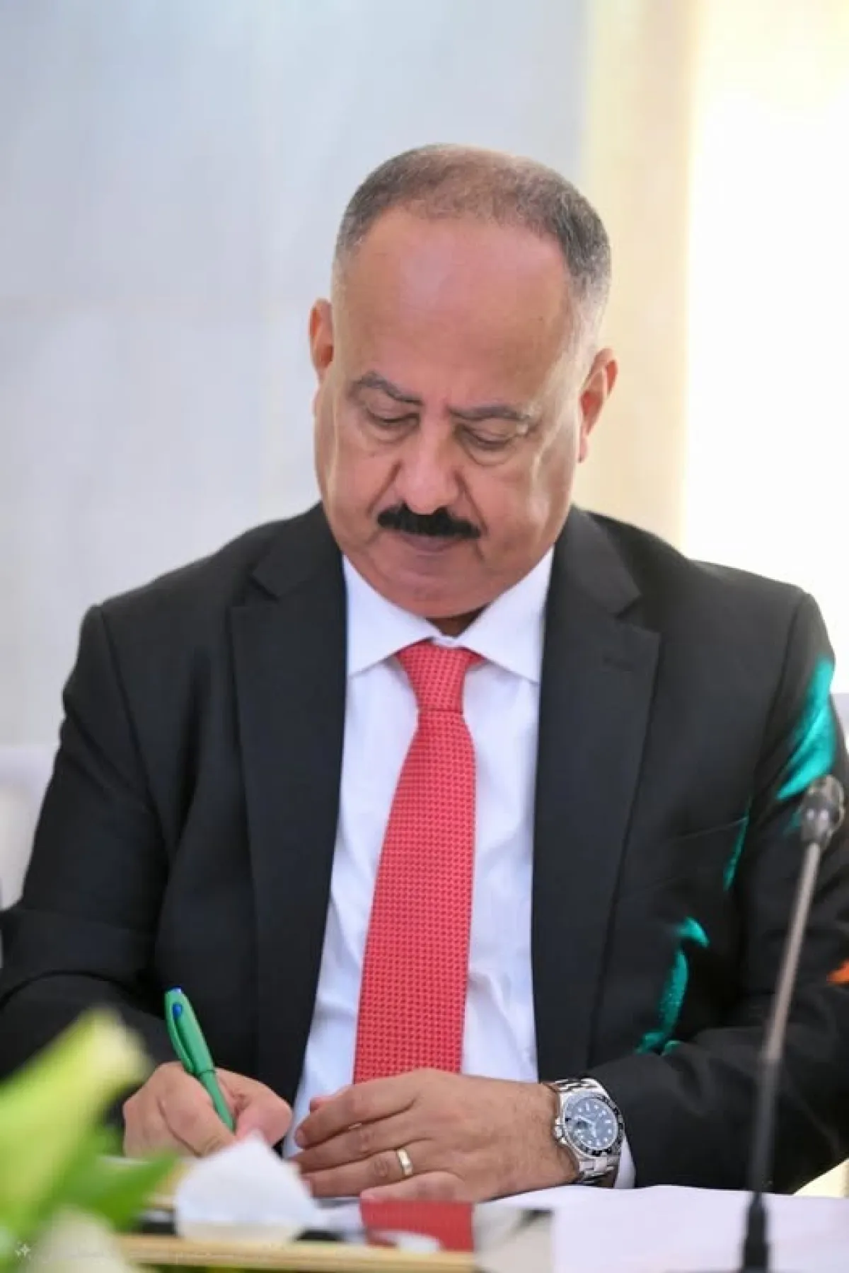 الحكومة اليمنية تشكل لجنة لمراجعة وتوحيد أسعار تذاكر الطيران