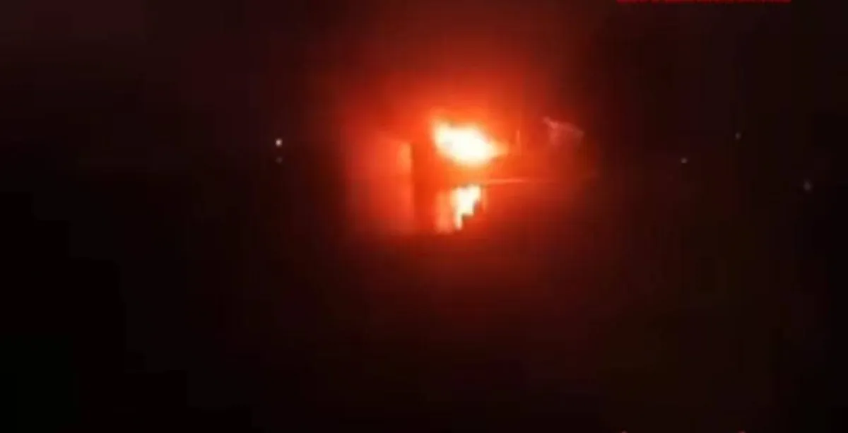 حريق يلتهم سفينة شحن عمانية في ميناء سقطرى