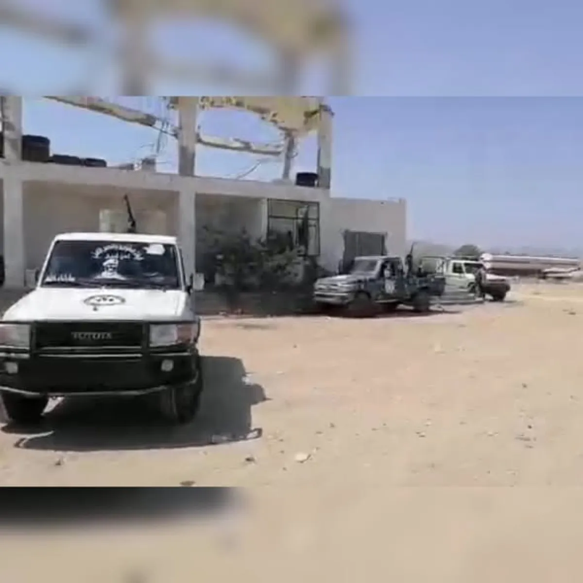 حملة أمنية في أبين تزيل نقاط جباية غير قانونية وتضبط أسلحة في المحفد