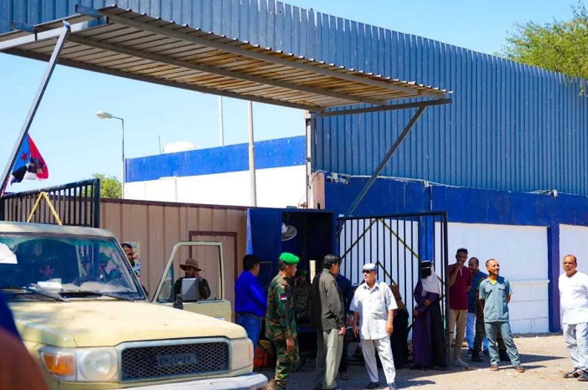 قوات العمالقة تُغلق مقرات للمجلس الانتقالي المنحل في عدن