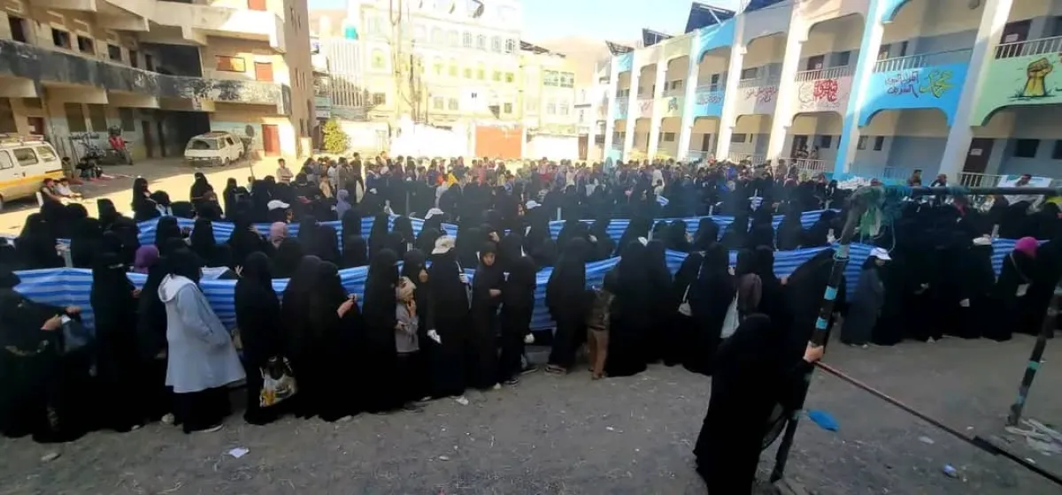 مئات اليمنيات في طوابير الخبز بإب… الجوع حين يصبح مشهداً يومياً في مناطق سيطرة الحوثيين