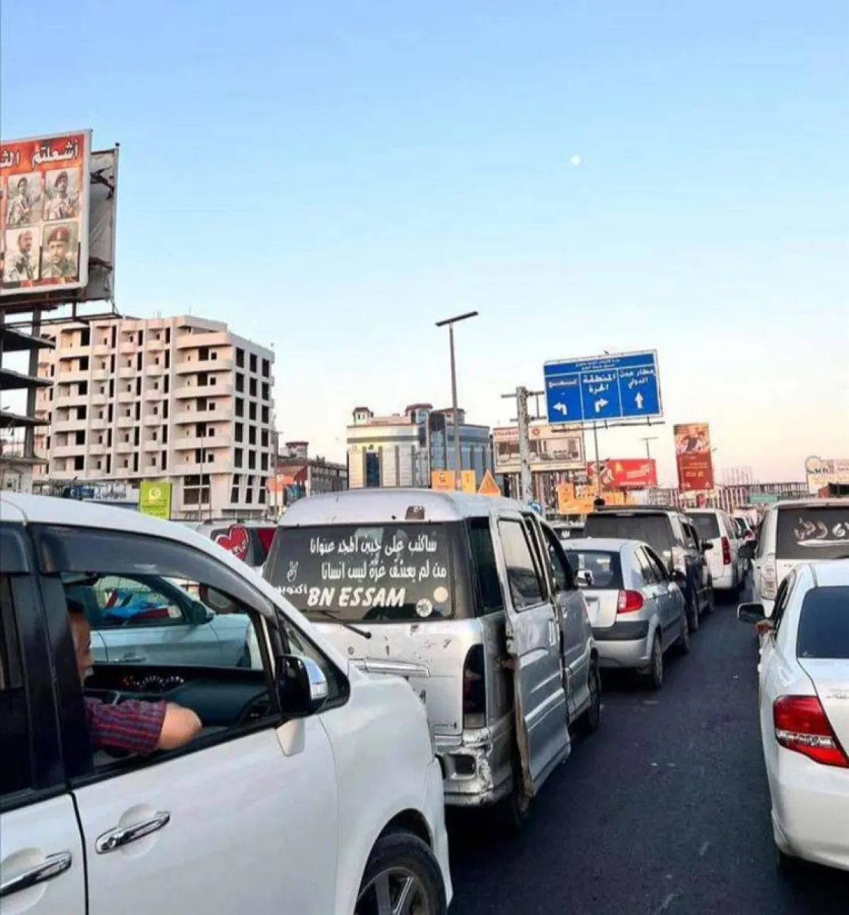 فوضى مرورية تشلّ شوارع عدن وسط اتهامات بجبايات غير قانونية لحافلات الركاب