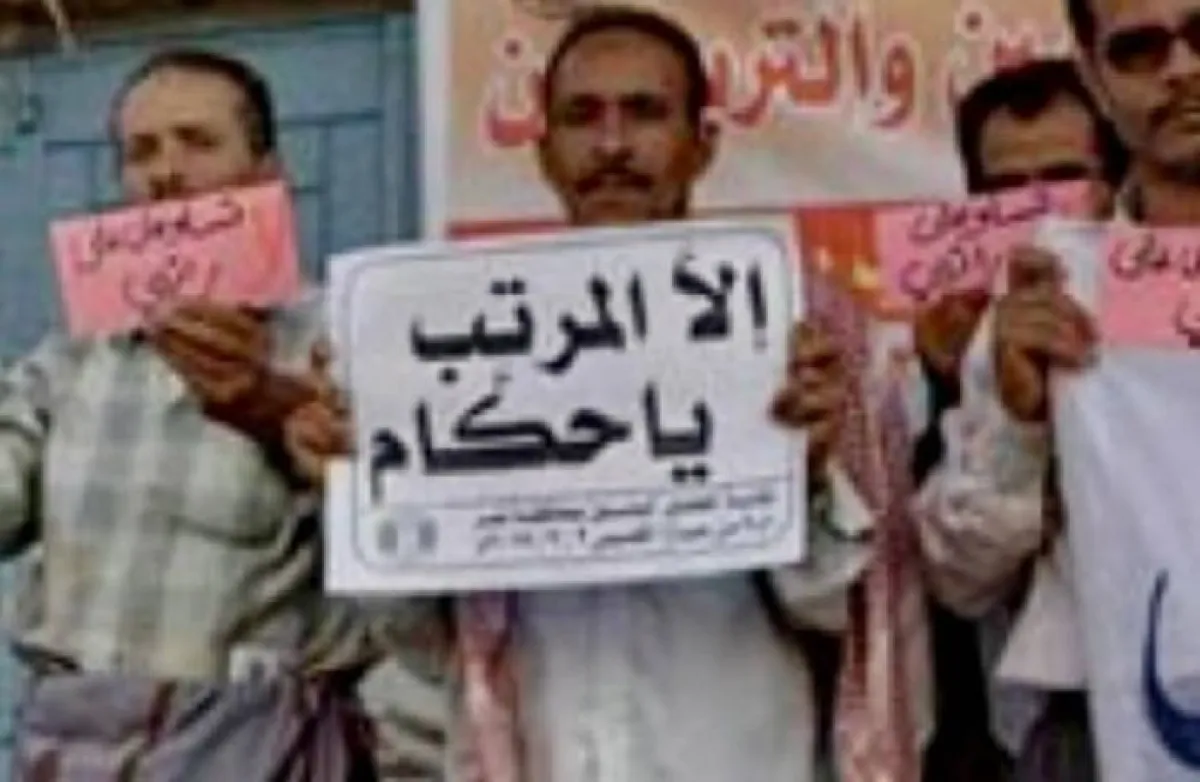 "المعلمين اليمنيين" تطالب القيادة السياسية والحكومة بسرعة صرف مرتبات المعلمين النازحين