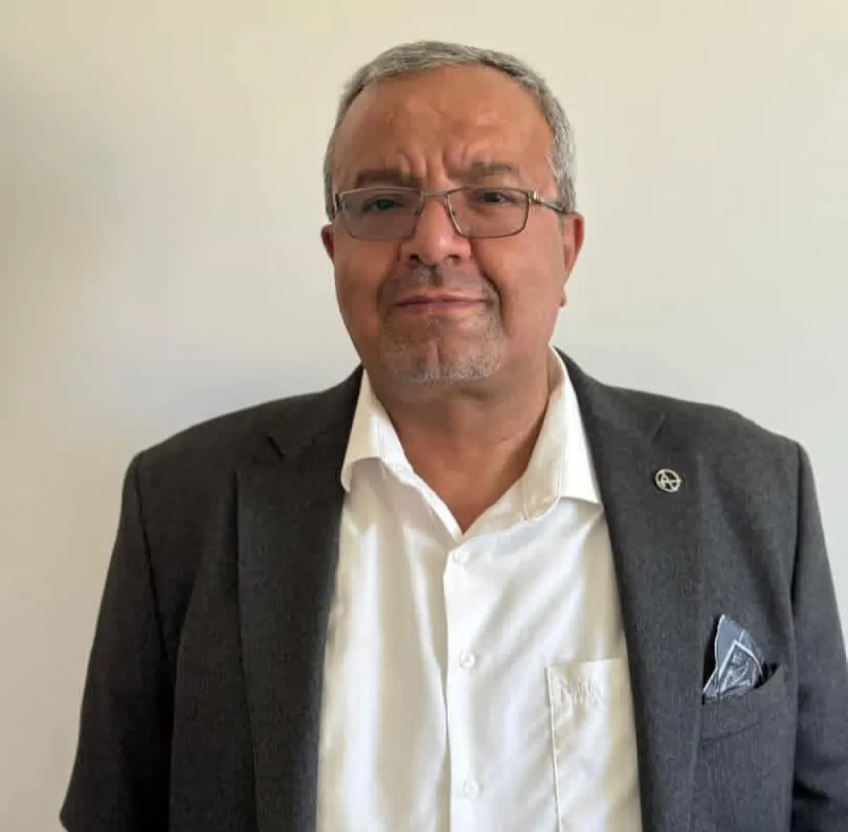 أكاديمي في جامعة صنعاء يثير الجدل بقصة مشتريات عيد لمسؤول بقيمة 800 ألف ريال