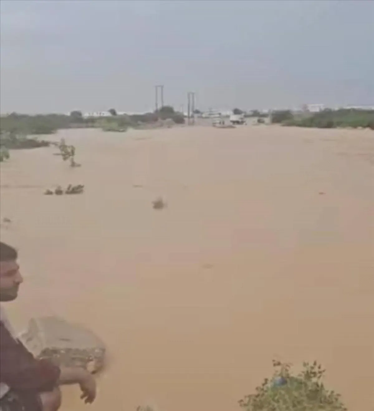 سيول جارفة تقطع الطريق الدولي بين حضرموت والمهرة وتحذيرات من مخاطر العبور