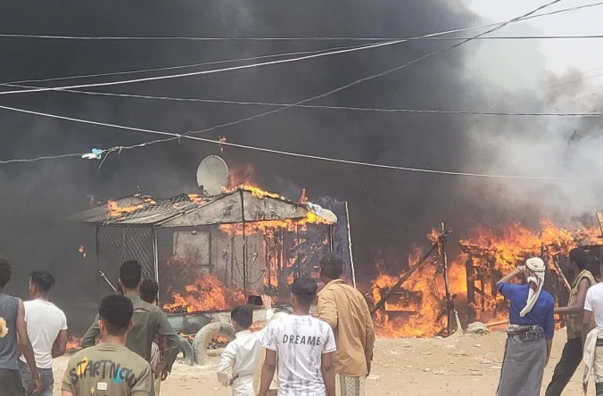 مأرب.. حريق يلتهم كرفانات وخيام نازحين في مخيم الجفينة دون خسائر بشرية