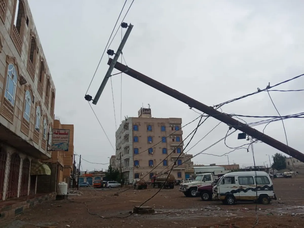 كهرباء مأرب: فرق الطوارئ تواصل أعمال إصلاح الأضرار جراء العواصف والأمطار