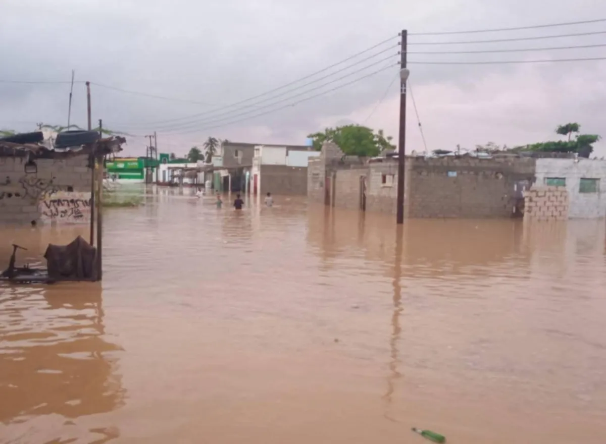 انهيار سد ترابي وسيول جارفة تُغرق منازل وتقطع المياه عن قصيعر شرق حضرموت