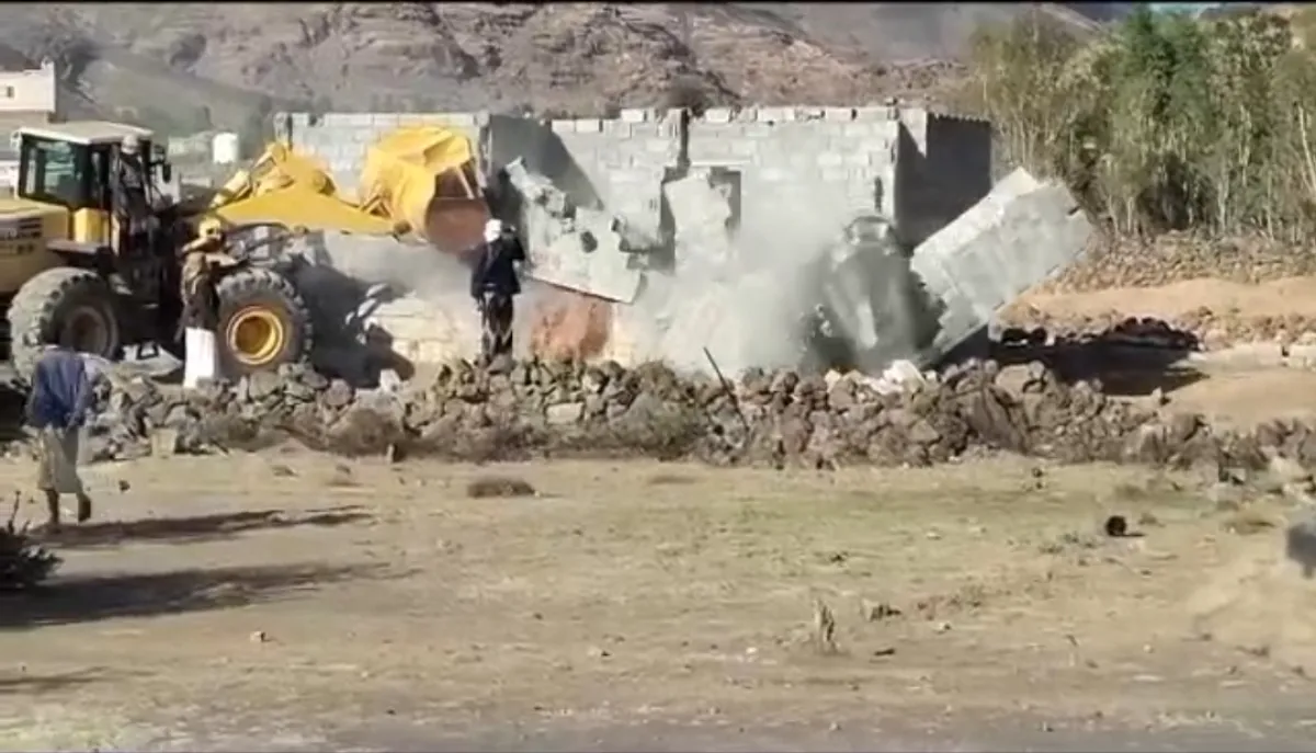 صنعاء.. مليشيا الحوثي تهدم منزل نازح في همدان وتشرّد أسرته بالعراء