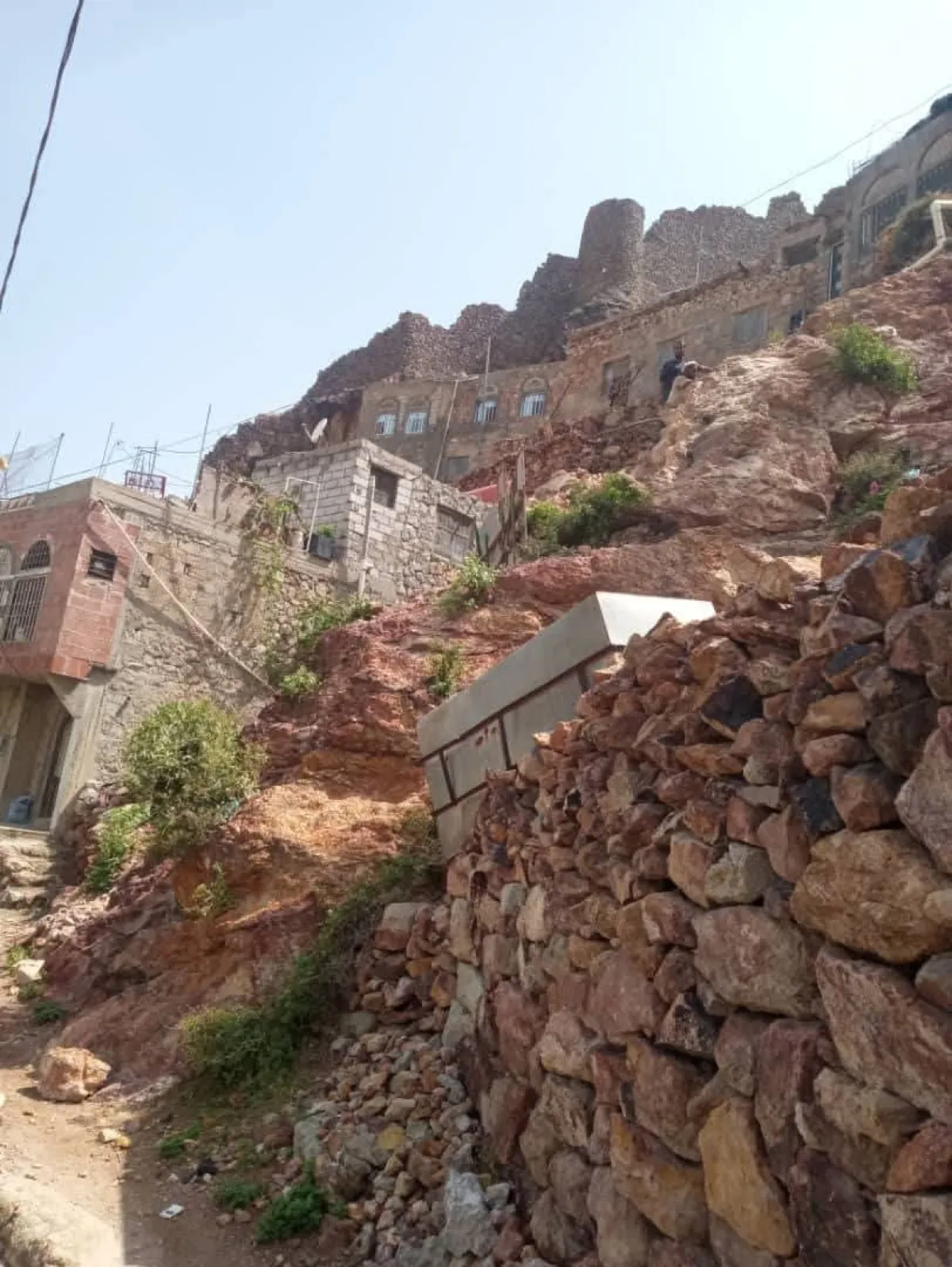 الدفاع المدني بتعز يحذر من كارثة محتملة غربي قلعة القاهرة