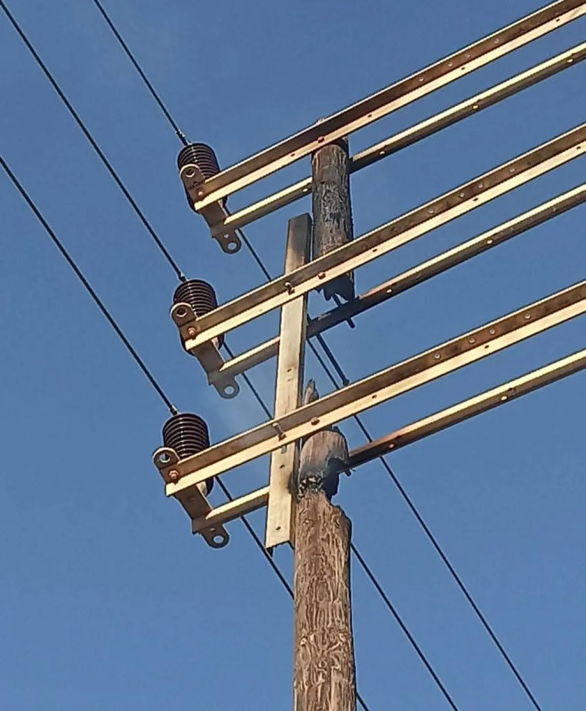 خلل فني في خط نقل بساحل حضرموت يتسبب بانقطاع التيار عن أجزاء من المكلا