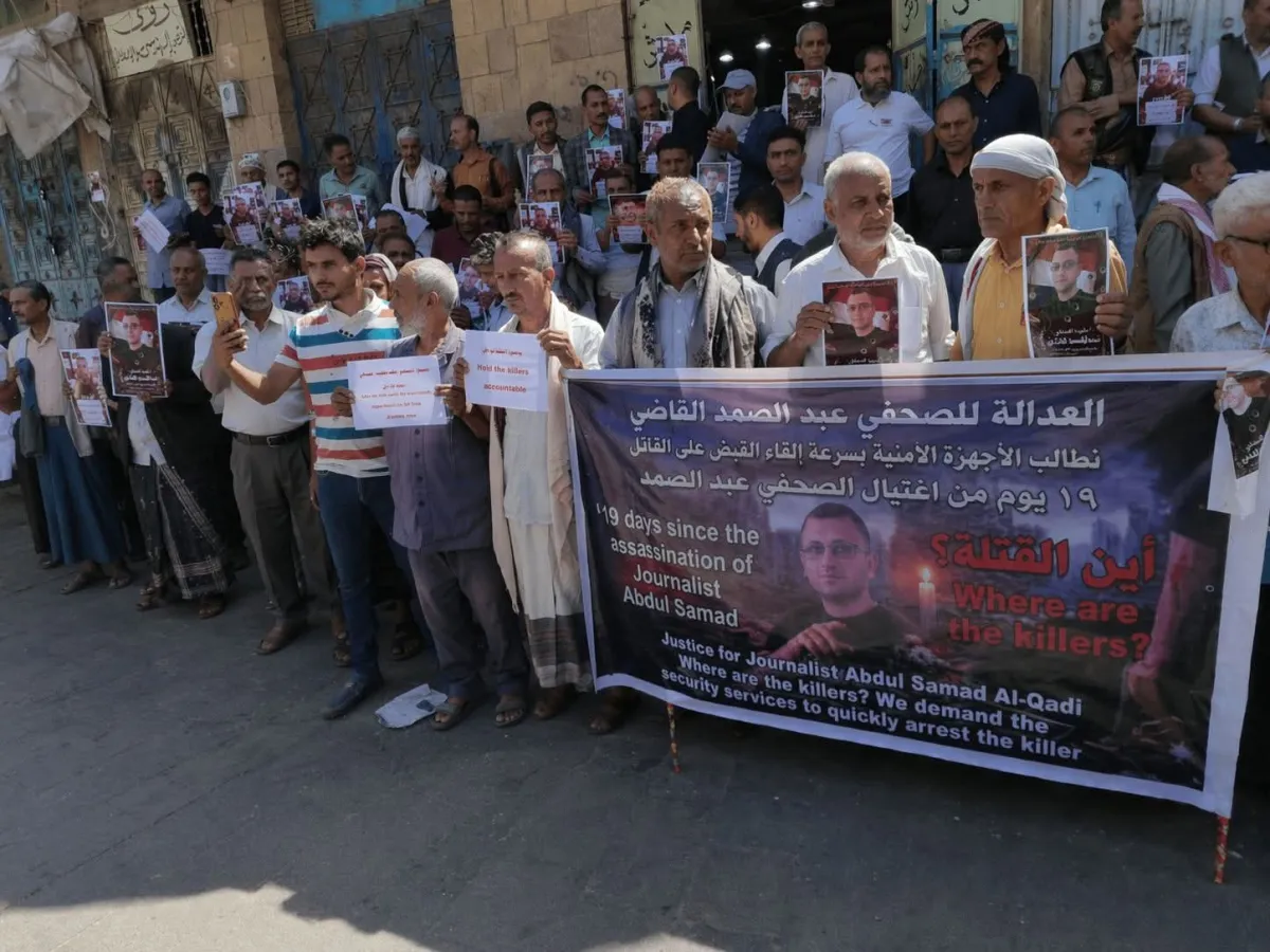 19 يوماً على الاغتيال.. وقفة احتجاجية بتعز تندد بتأخر ضبط قتلة عبدالصمد القاضي