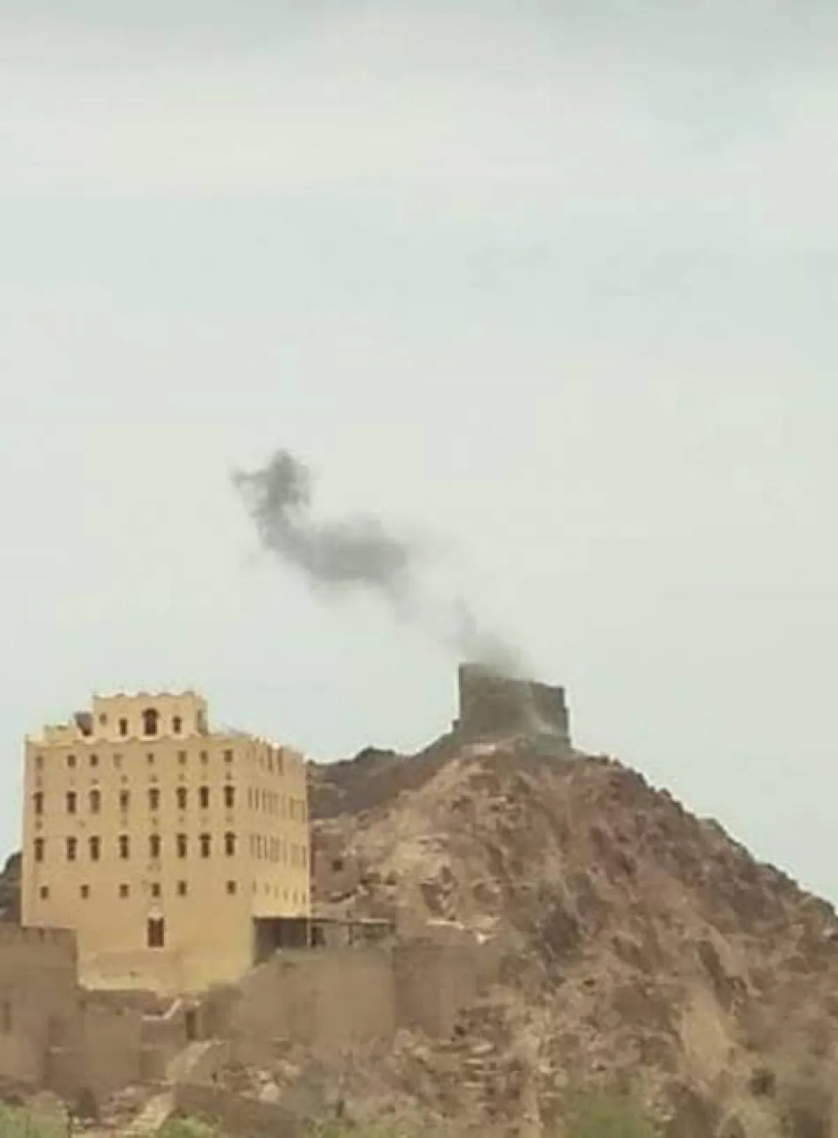 اصابة ثلاثة جنود اثر تدخل قوة أمنية لوقف اشتباكات مسلحة في صعيد شبوة