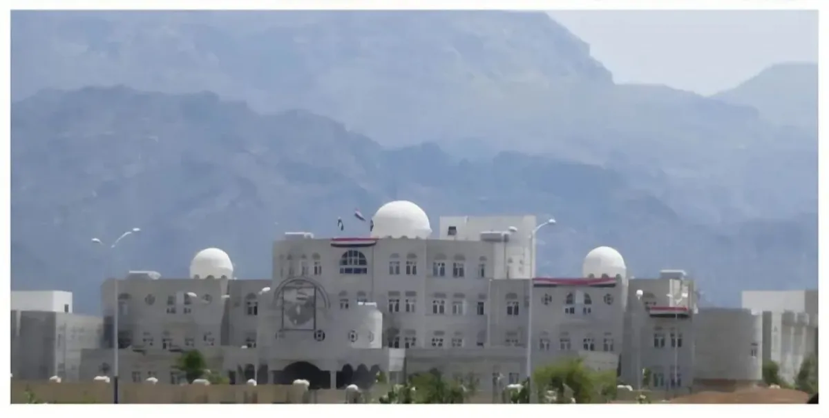 السلطة المحلية في الضالع تدين هجوماً مسلحاً على مبنى المحافظة وإصابة مسؤول حكومي