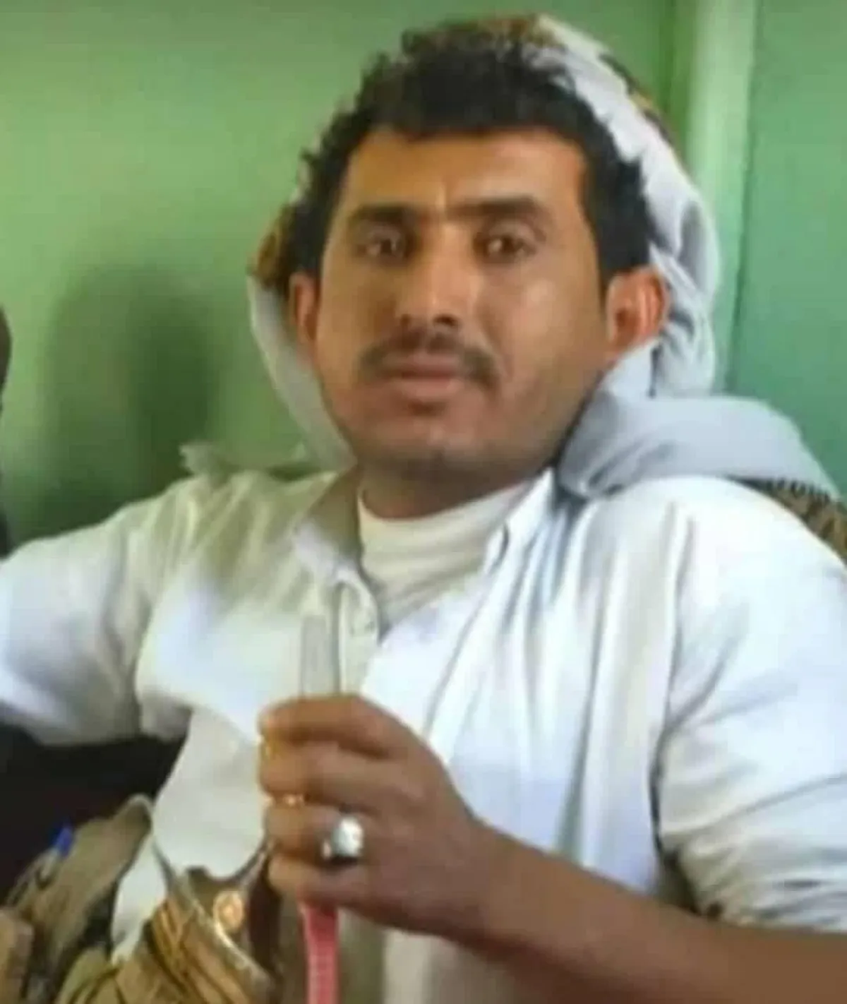 مسلحون حوثيون يعدمون مواطناً أمام طفله في نقطة تفتيش بالجوف