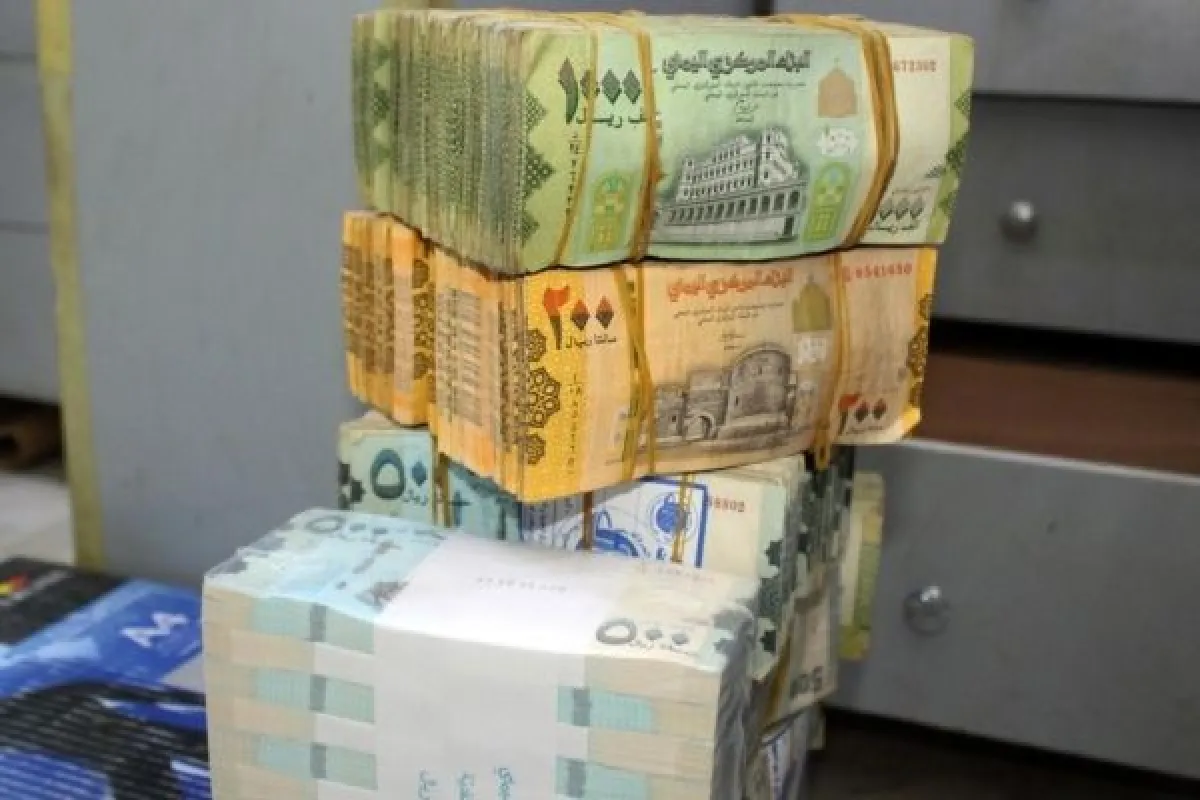 تفاقم أزمة انعدام السيولة النقدية في مناطق الحكومة اليمنية وسط تحذيرات من شلل اقتصادي متصاعد