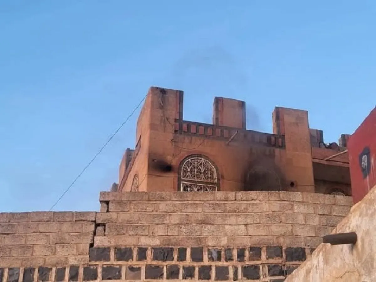 مليشيا الحوثي تحرق منزل شيخ قبلي وضابط في القوات الحكومية بصنعاء