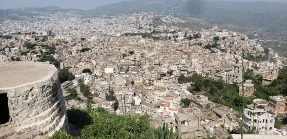 سكان في إب يشتكون من طفح مياه الصرف الصحي بأحد أكثر الأحياء اكتظاظاً