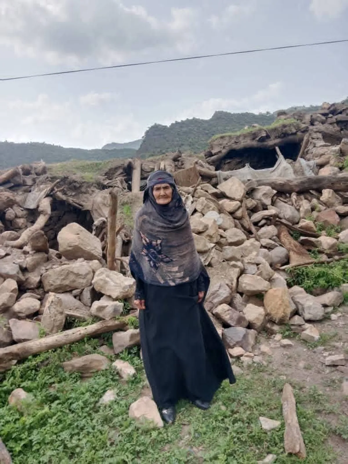 عنصر حوثي يهدم منزل معمّرة تجاوز عمرها المائة عام في العدين بمحافظة إب وسط تواطؤ اجهزة الامن