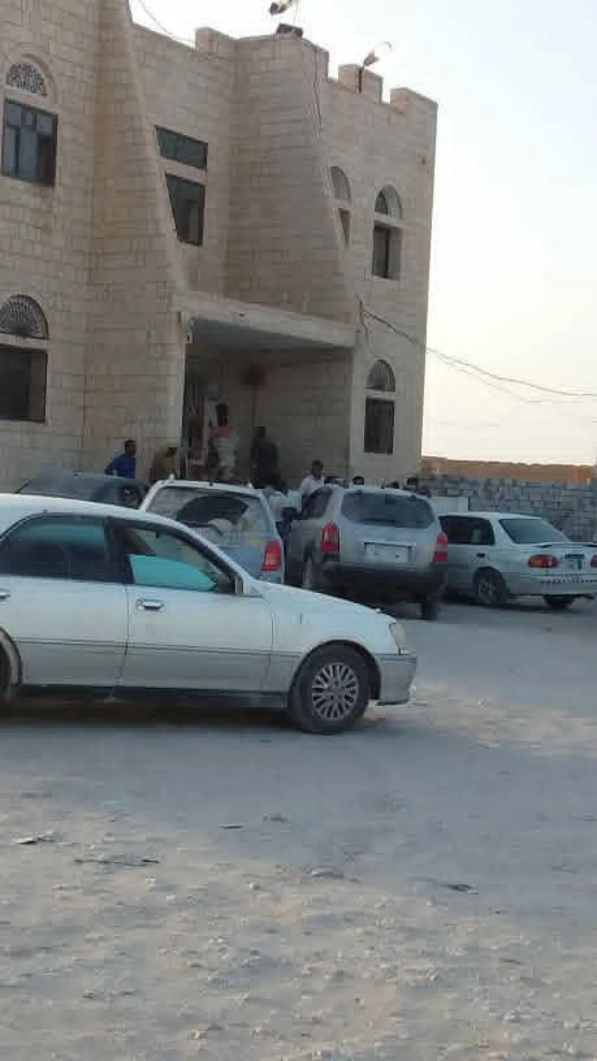 مسلح يقتحم البحث الجنائي بالمهرة ويطلق النار داخل الإدارة