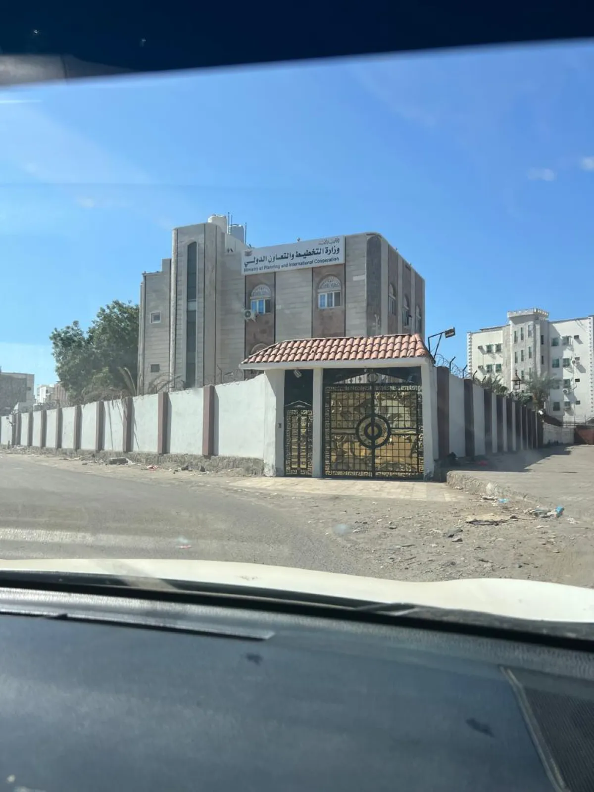 فضيحة فساد وعجز بعدن.. إيجارات باهظة بالدولار وعقود أممية تذهب لشركات حوثية في صنعاء