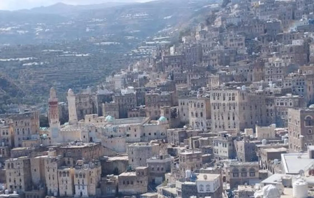 إب.. قيادات حوثية تقتحم مدارس للبنات في جبلة وتهدد الطالبات الرافضات ترديد 