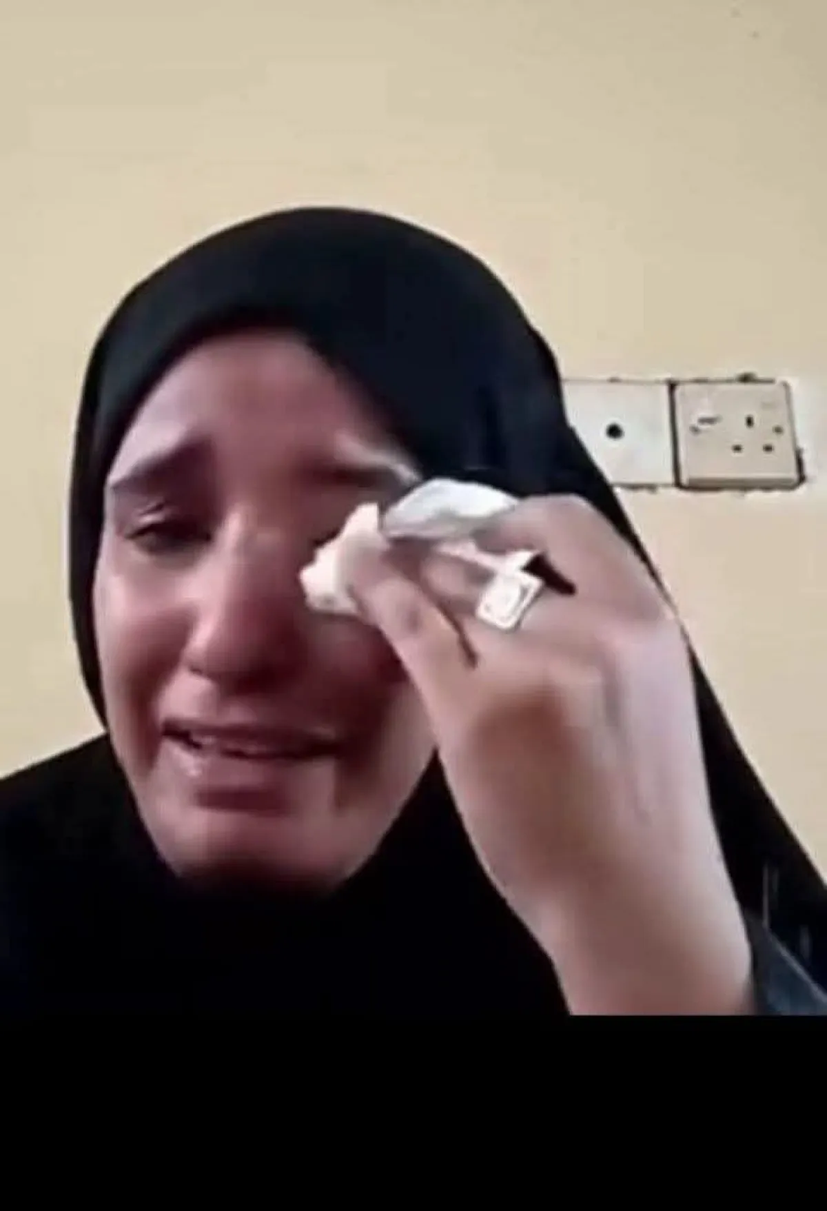 ناشطة حقوقية تكشف عن تحرش واحتجاز تعسفي للنساء من قبل عناصر حوثية في الحديدة