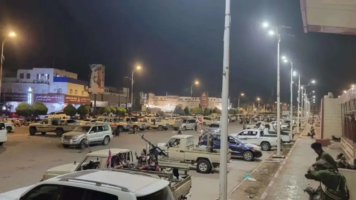 حشود قبلية في عدن تربك صفقة تبادل أسرى مع مليشيا الحوثي وسط تضارب حكومي بشأن أسباب تعليقها