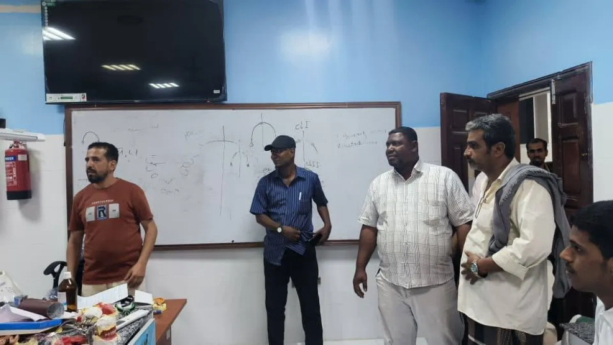 معلمو مجمع سبأ التعليمي بالمكلا يضربون عن العمل احتجاجاً على تأخر الرواتب