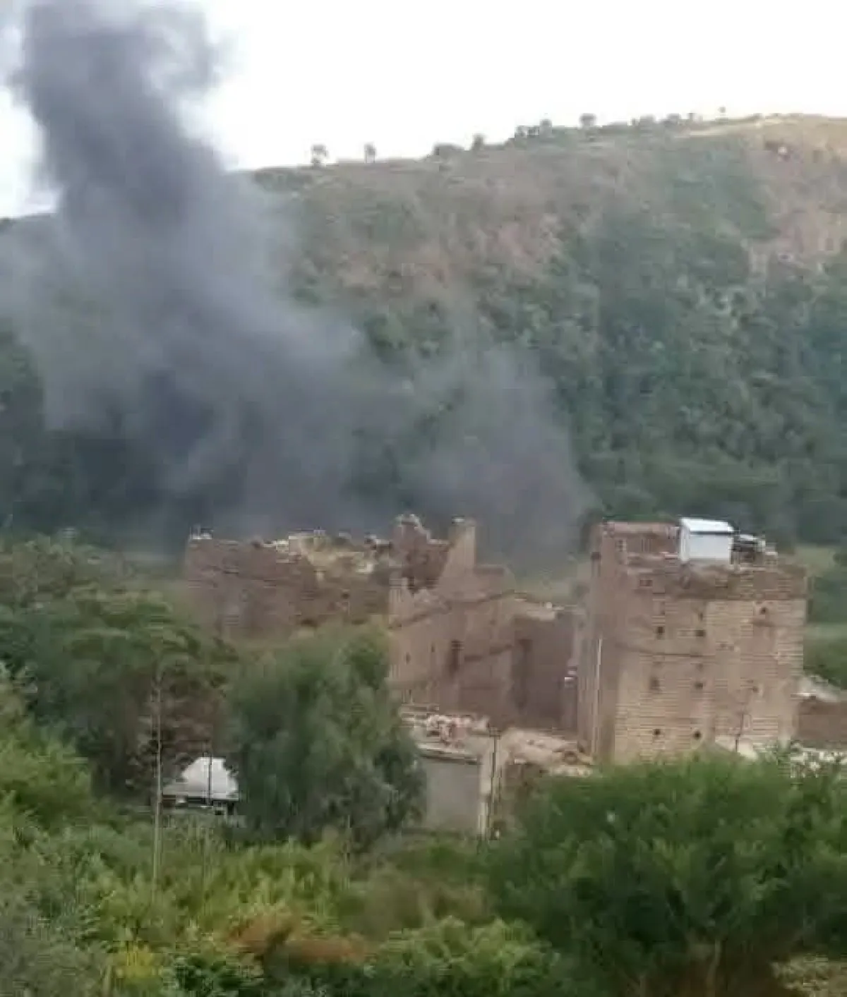 إب.. صاروخ حوثي يسقط في مزرعة ويقتل فتاة ويصيب زوجها ويبتر يد مسنة