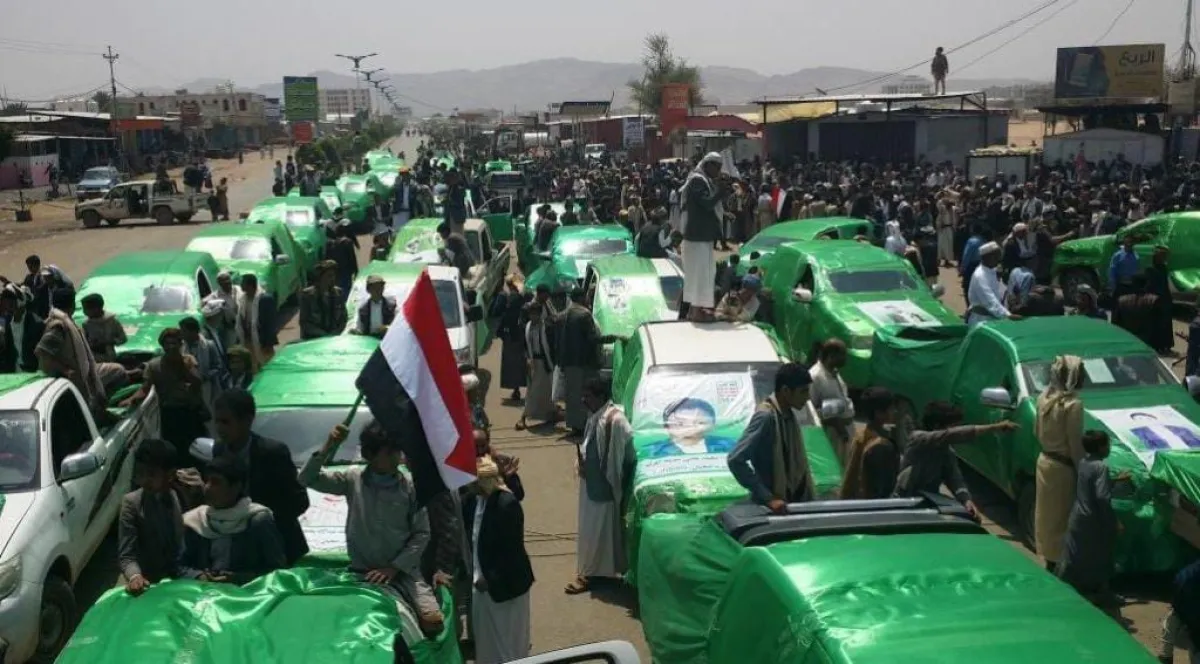 بينهم 11 ضابطاً.. مليشيا الحوثي تشيّع 34 قتيلاً خلال يوم من جبهات القتال
